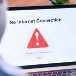 عطل عالمي في الإنترنت يشلّ مطارات وشركات كبرى