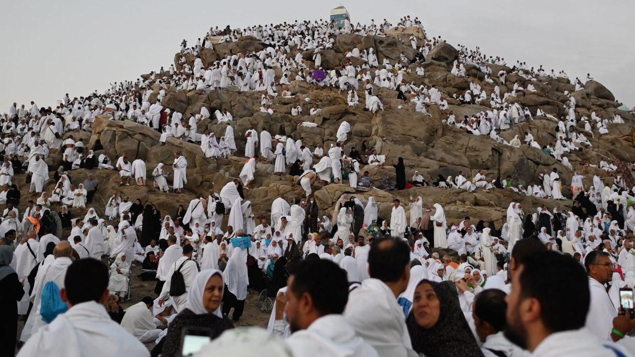 بَدْء التوافُد إلى صعيد عرفات لأداء ركن الحج الأعظم