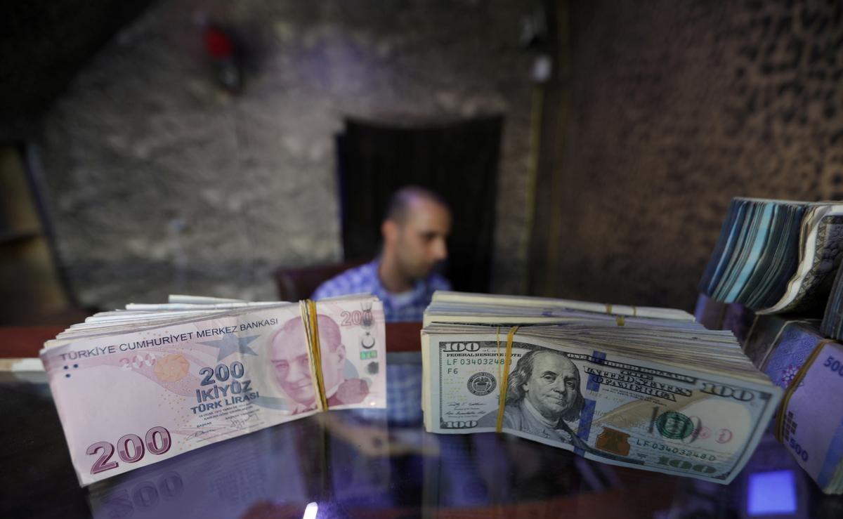 سعر صرف الليرة السورية والتركية مقابل الدولار اليوم الثلاثاء 9/ 4/ 2024