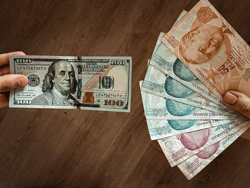 توقعات عن قيمة الليرة التركية وأسعارها الحالية في 2023 وما بعده