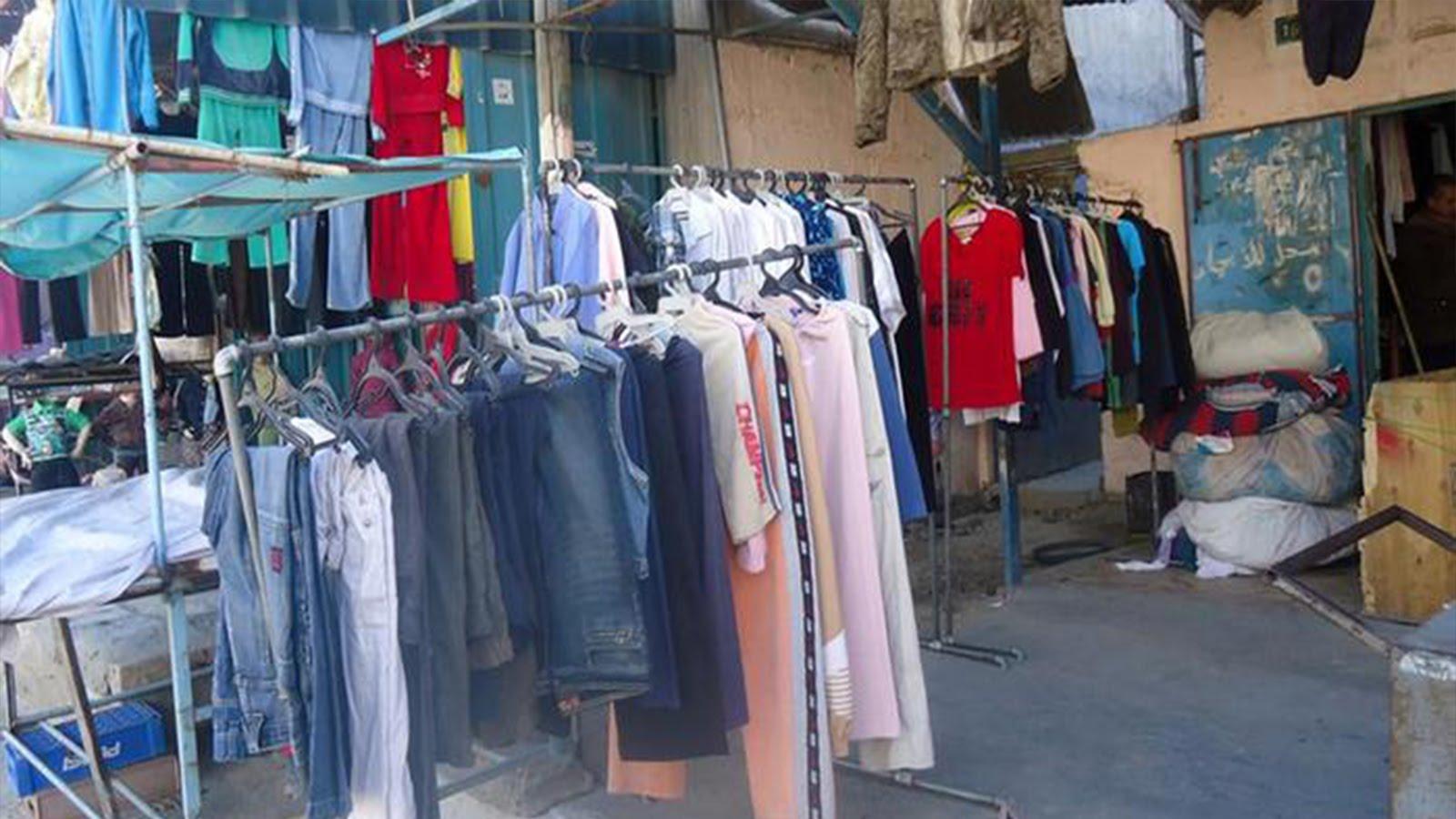 الألبسة المستعملة وسيلة السوريين لإبهاج أطفالهم في مناطق سيطرة نظام الأسد