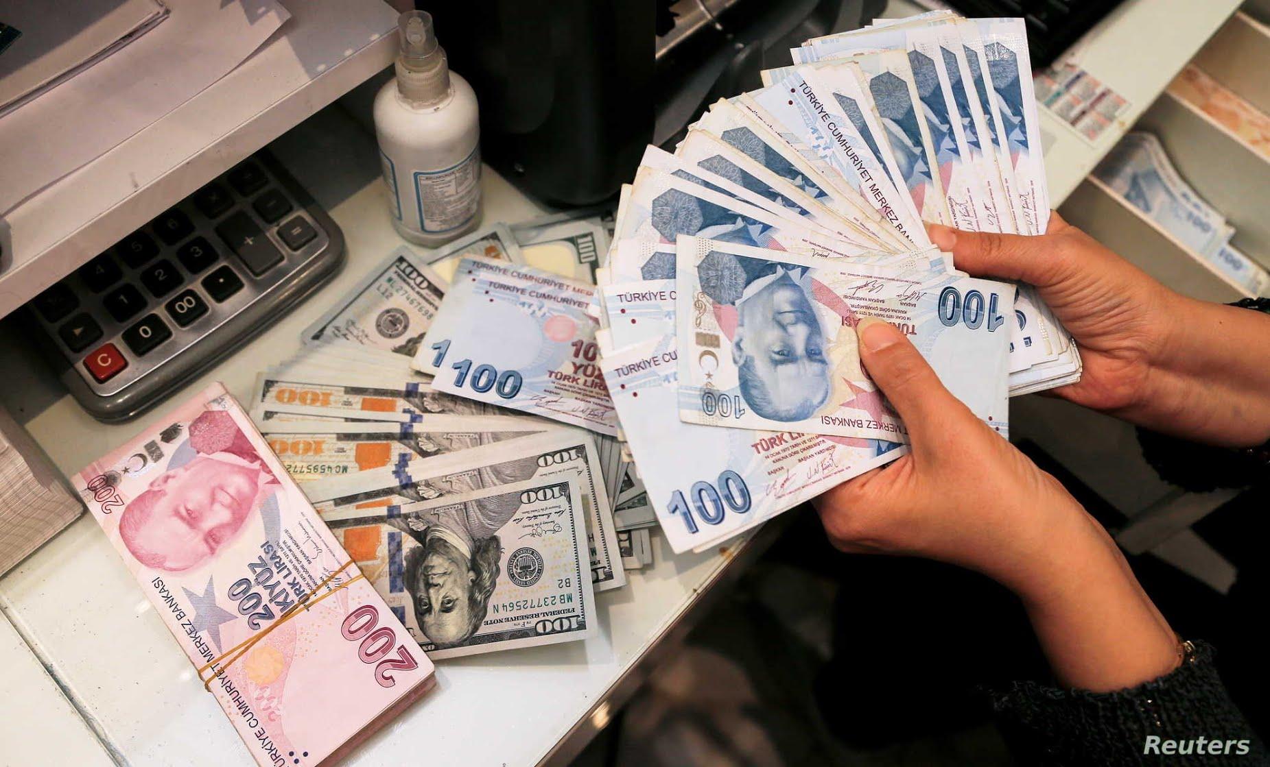 الليرة السورية تسجل سعراً جديداً أمام الدولار.. والذهب يرتفع 10 آلاف