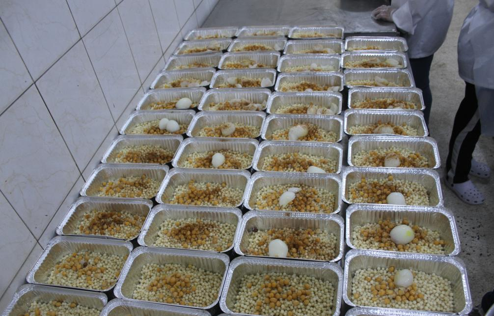 عَبْر وجبات إفطار.. منظمة إيرانية تستغلّ شهر رمضان لاستقطاب أبناء ريف حمص