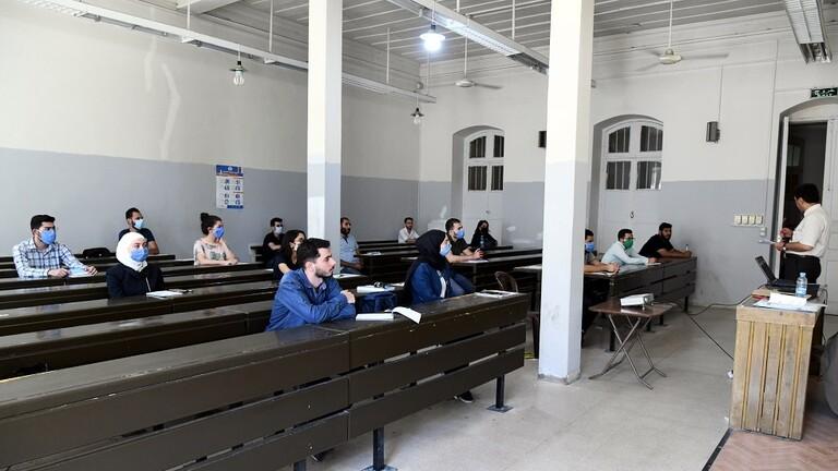 جامعة دمشق تهدّد الطلاب السوريين مزدوجي الجنسية بالفصل.. ما القصة؟
