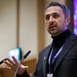 مصطفى سليمان شابٌ من أصول سوريّة يتولى رئاسة قسم الذكاء الاصطناعي في مايكروسوفت