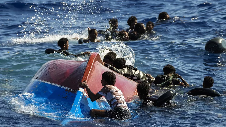 بعد كارثة السفينة.. غرق قارب يحمل العشرات بين تونس وجزيرة إيطالية