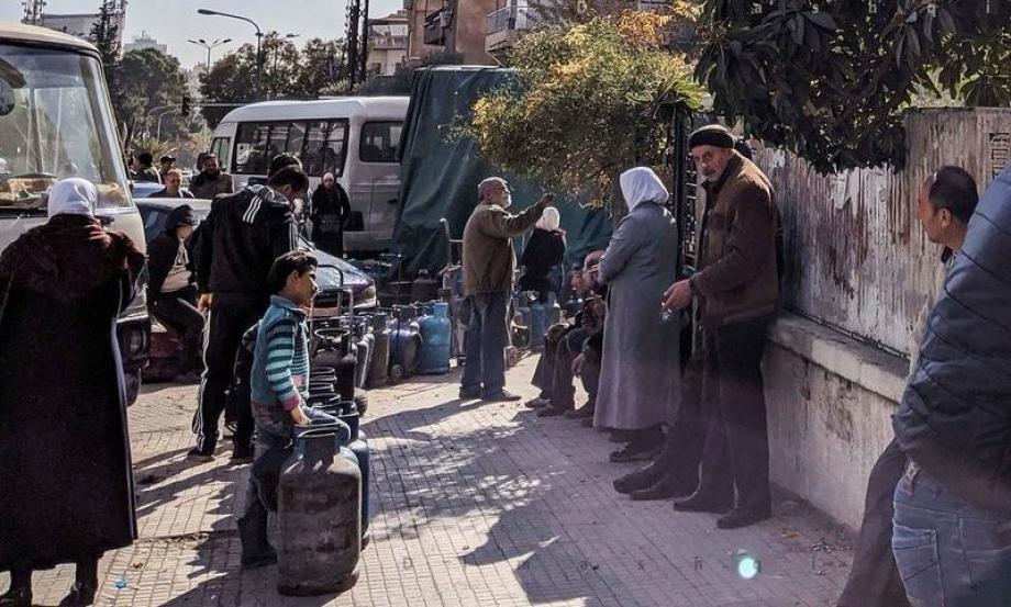 يعملون أيام العطل.. موظفون يشتكون من تدنِّي أجورهم في دمشق