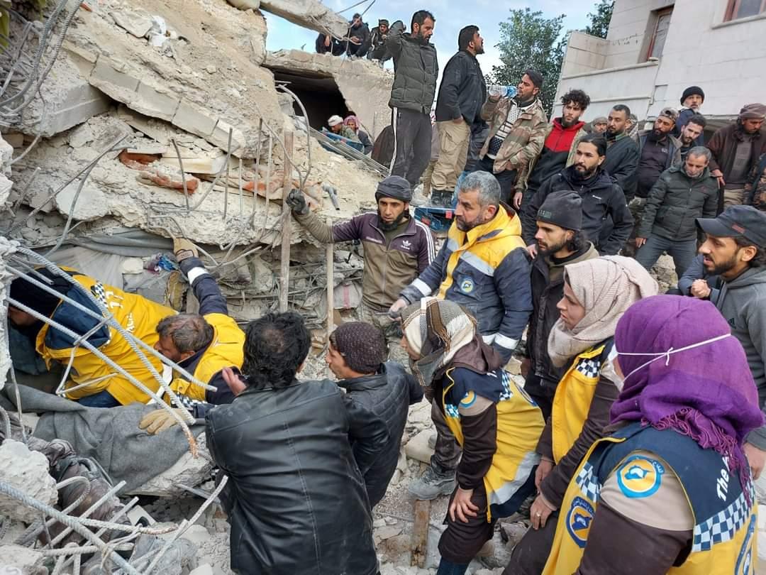 الدفاع المدني يُوثِّق انتشال 515 جثة من مدينة جنديرس شمال حلب