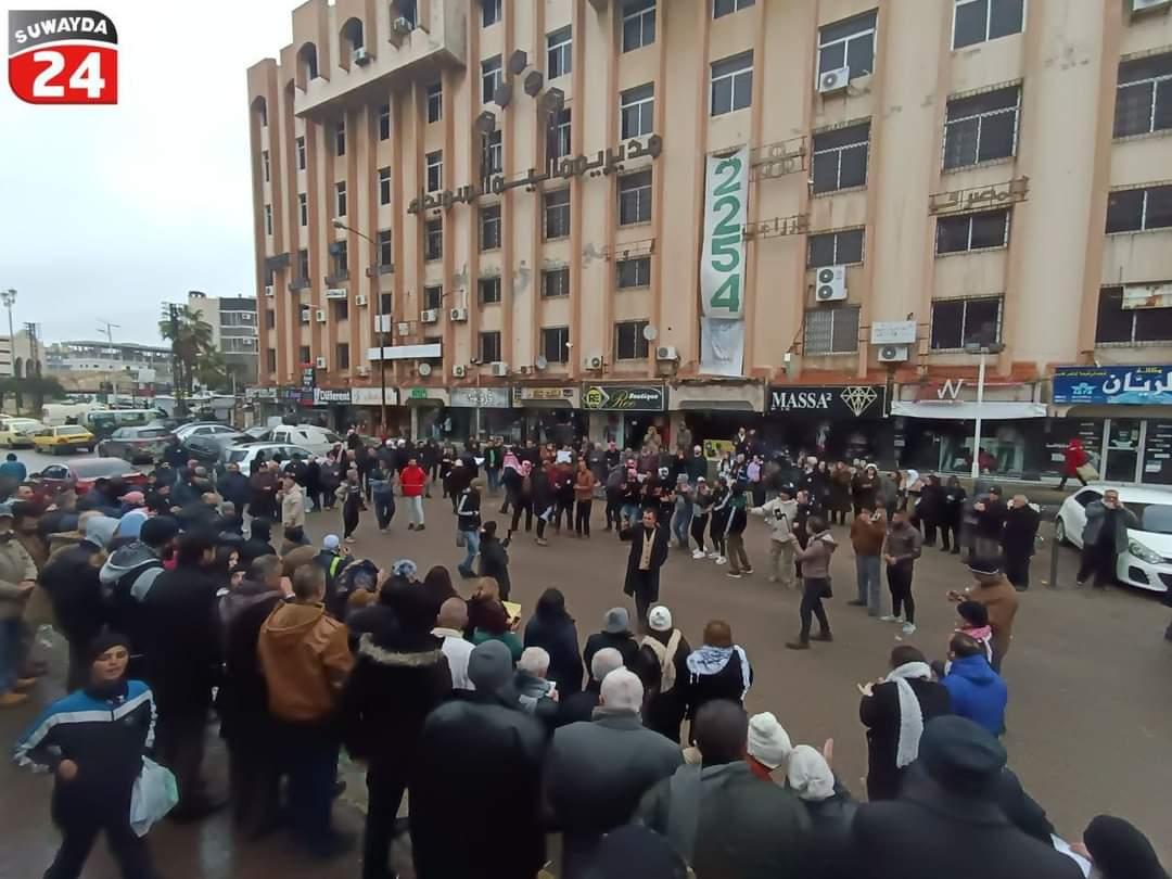 احتجاجات السويداء مستمرة.. والمتظاهرون يزيلون صور بشار الأسد