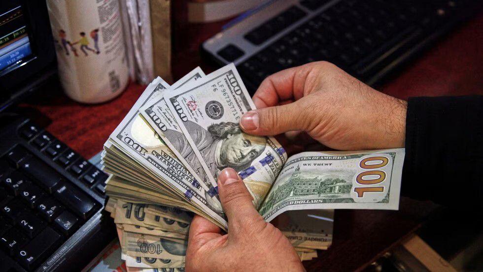 الدولار يتخطى الـ7500 ليرة سورية.. أسعار صرف العملات والذهب اليوم الاثنين