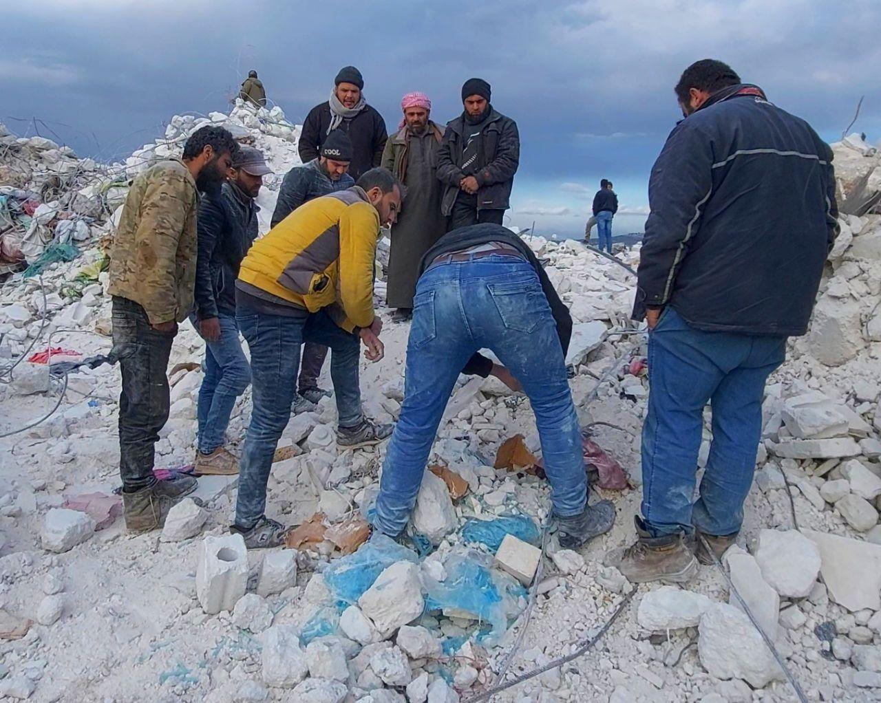 خفت صوتها ولن أتمكن من إنقاذها" منقذون يتحدثون لـ "نداء بوست" عن لحظات مؤثرة أثناء انتشال ضحايا الزلزال شمال سورية