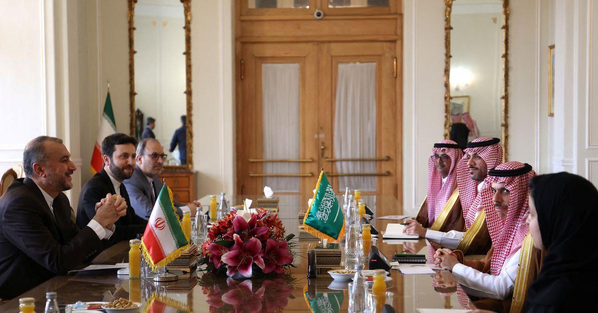 وزير الخارجية السعودي يزور طهران للمرة الأولى منذ أعوام