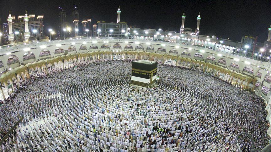 حجاج بيت الله يتجهون إلى منى لقضاء يوم التروية