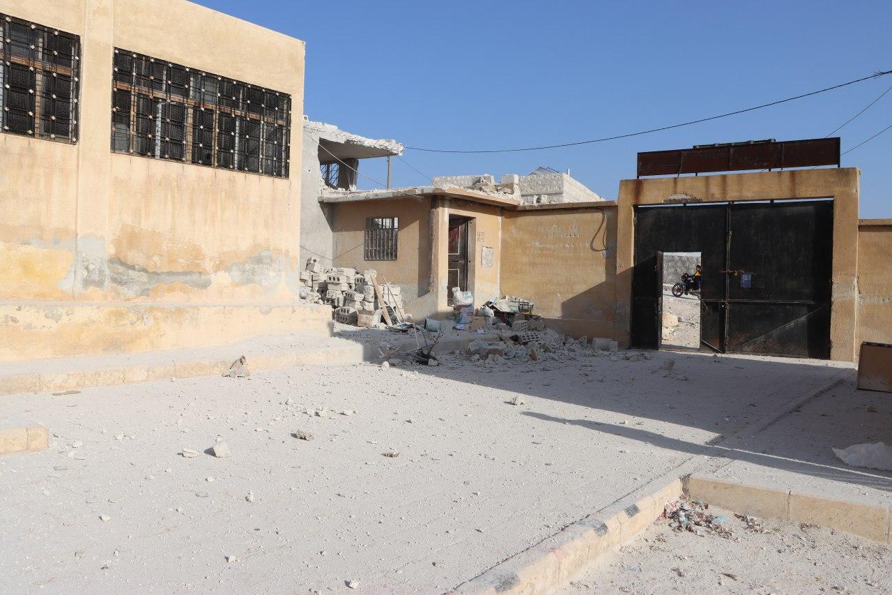 النظام السوري يقصف مدرستين ومخيماً غرب حلب بقذائف تحمل موادَّ حارقة