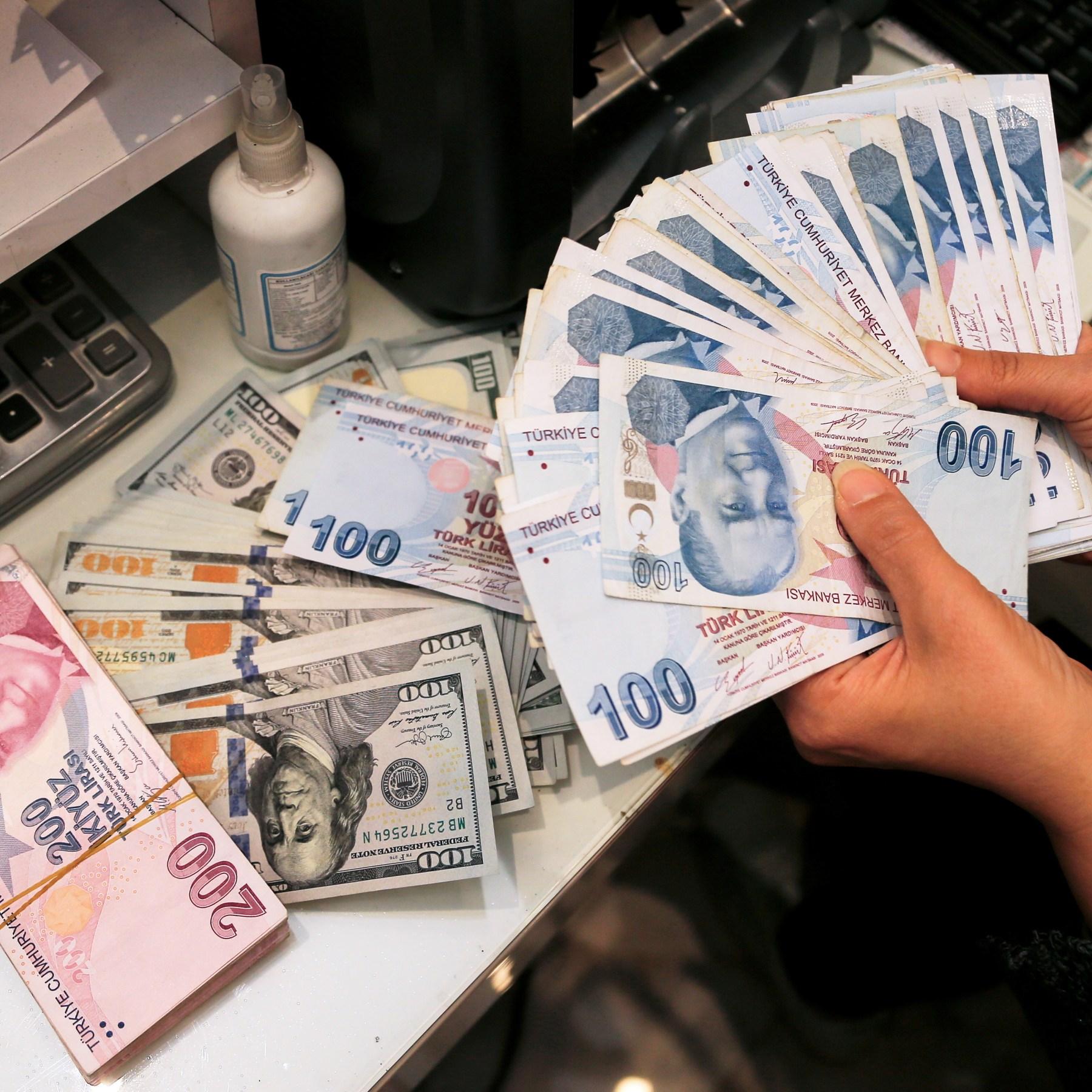 سعر صرف الليرة السورية والتركية مقابل الدولار اليوم الاثنين 8/ 4/ 2024