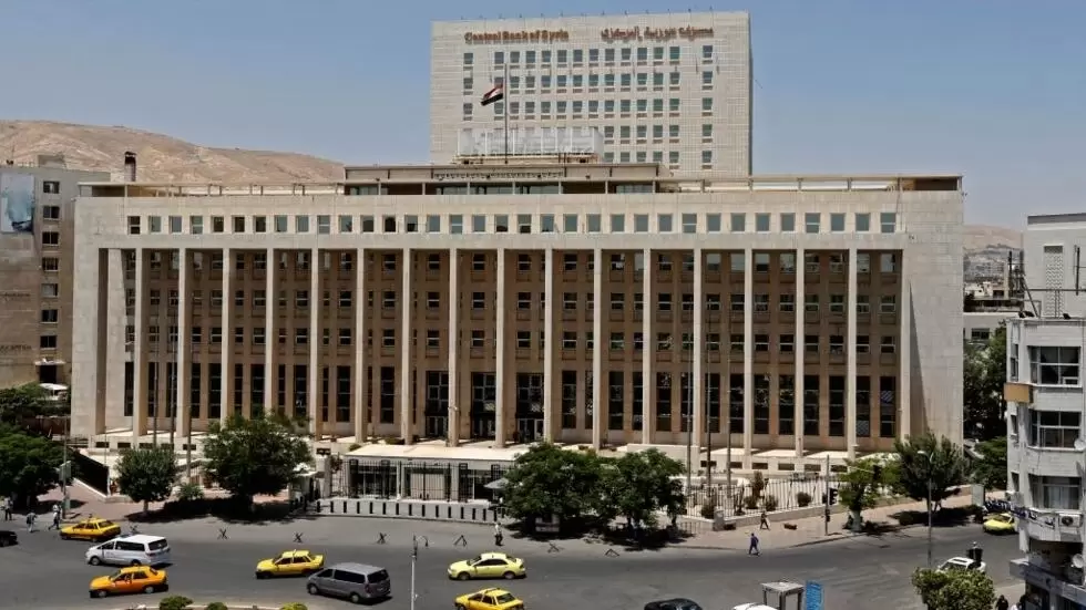 المصرف المركزي يُلزم الحجاج بمناطق سيطرة النظام بتسديد الرسوم بالدولار